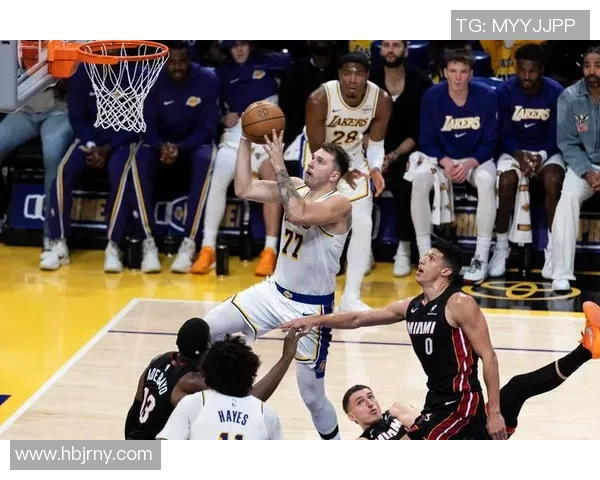 热火与湖人精彩对决回顾10月10号比赛录像全程重温